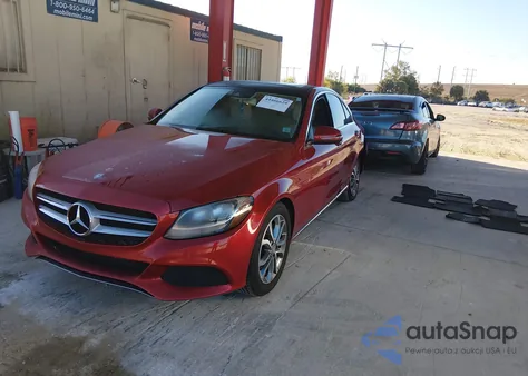 2016 Mercedes-Benz C 300 z USA, uszkodzony, nr VIN WDDWF4JB8GR151955